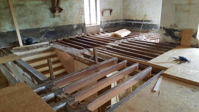Ausrichten der Deckenbalken im Winzerhaus